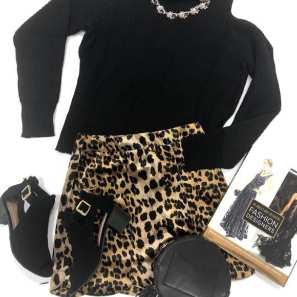 Scalloped Leopard mini skirt - Picture 2 of 3